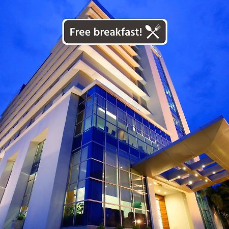 Hotel Santika Makassar Eksteriør billede