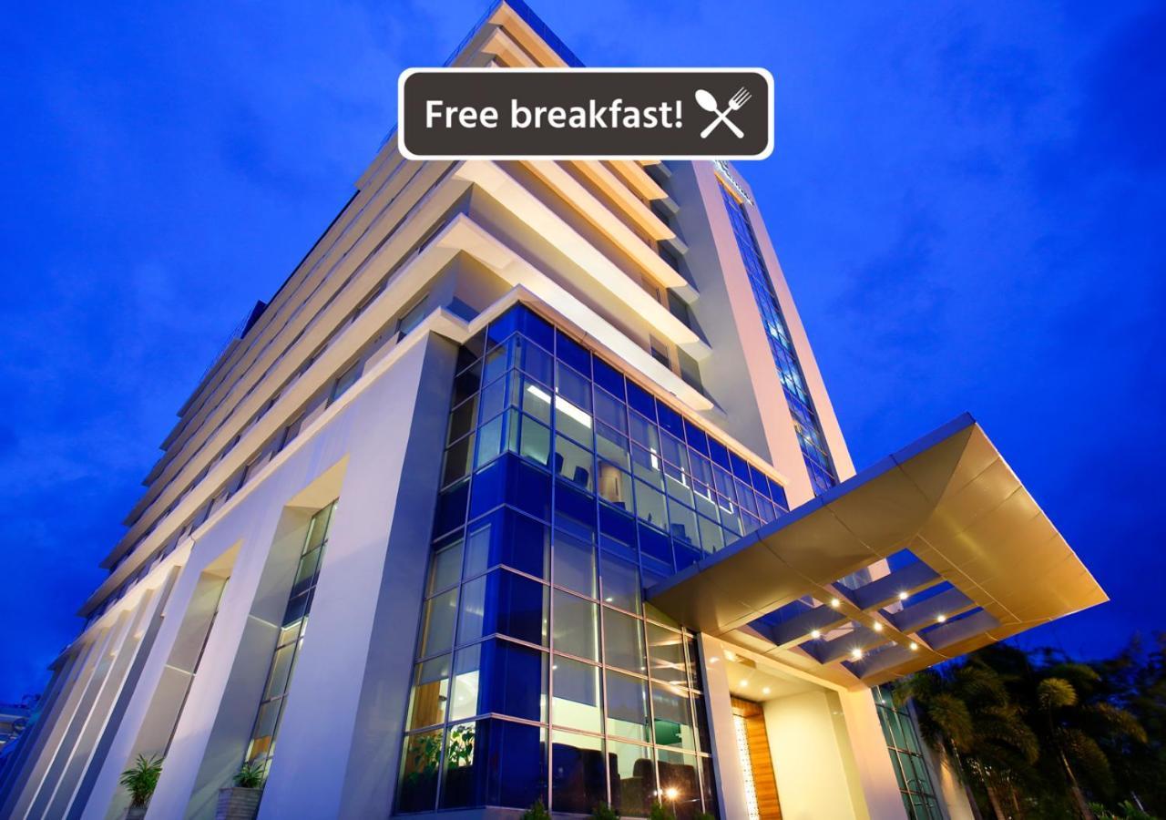 Hotel Santika Makassar Eksteriør billede