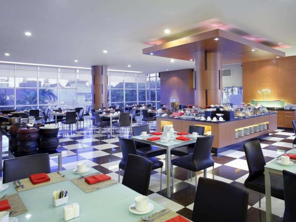 Hotel Santika Makassar Eksteriør billede