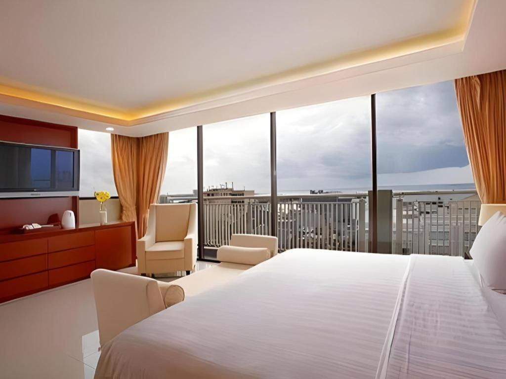 Hotel Santika Makassar Eksteriør billede